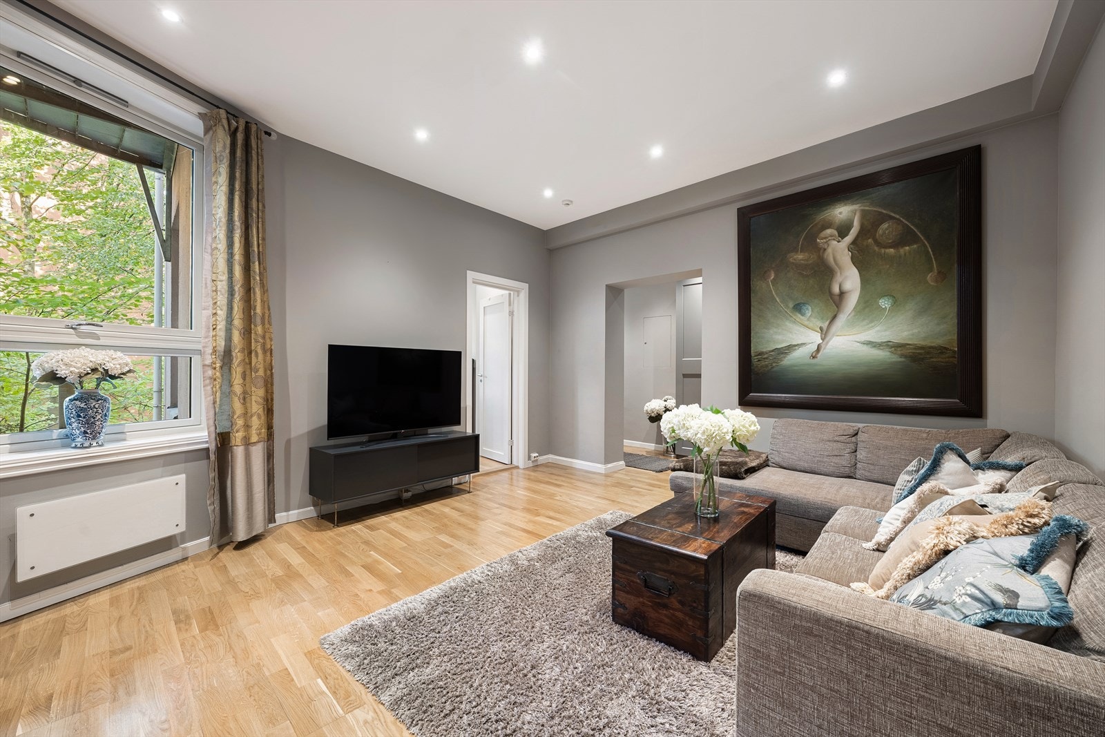 Store vindusflater gir godt lysinnslipp Galleribilde