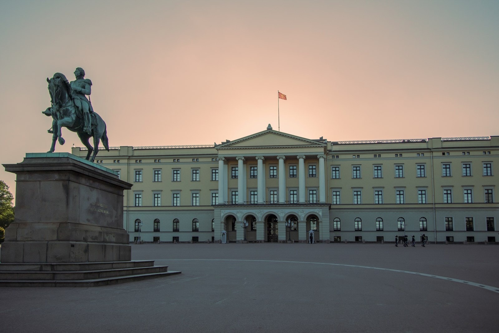 Karl Johan, Slottet og resten av sentrum ligger en kort spasertur unna og nås på ca. 15 minutter til fots Galleribilde