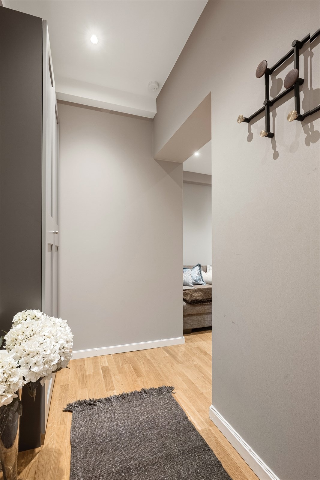 Entréen er arealeffektiv og har god oppbevaringsplass i stort garderobeskap for yttertøy og sko Galleribilde