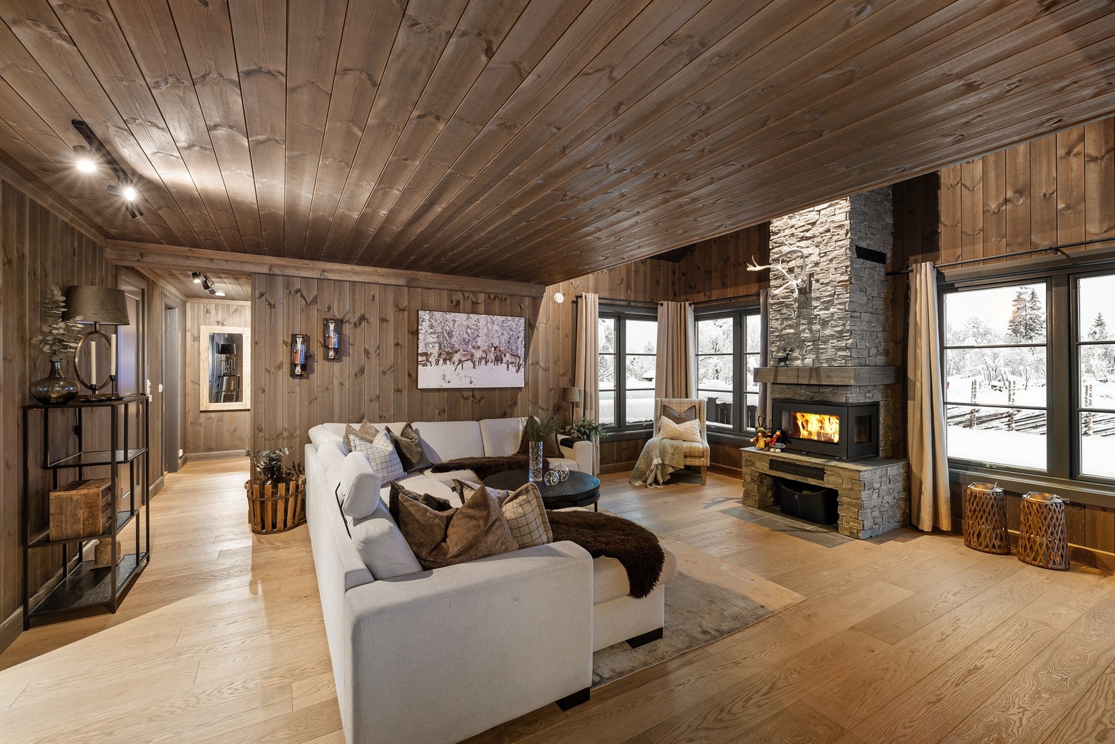 Del av stuen har svært god takhøyde som gir god romfølelse og den flotte peisen er et blikkfang Galleribilde