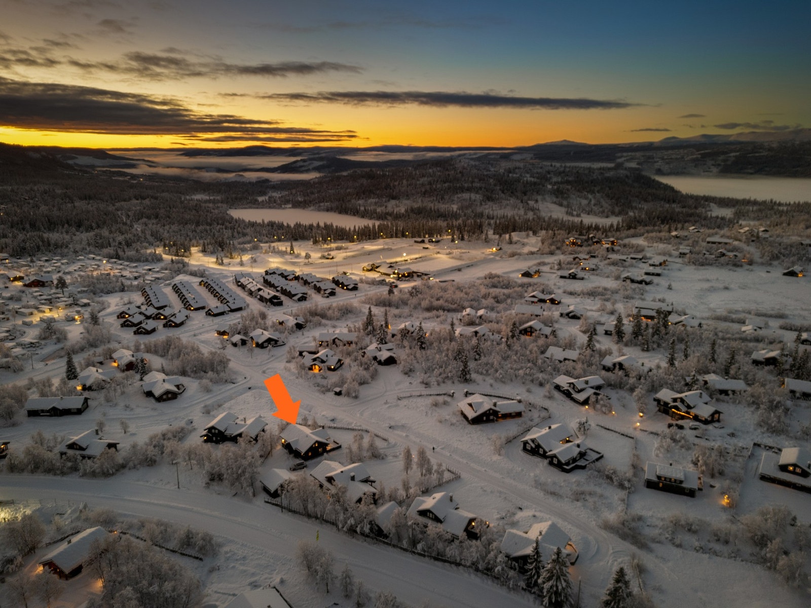 Bekkjivegen 11 ligger i et veletablert hyttefelt på nedsiden av Beitostølen, ikke langt fra Kiwi og Skistadion.
Skiløypene går like bak hytta. Det er gangavstand til sentrum og alle fasilitetene Beitostølen byr på Galleribilde