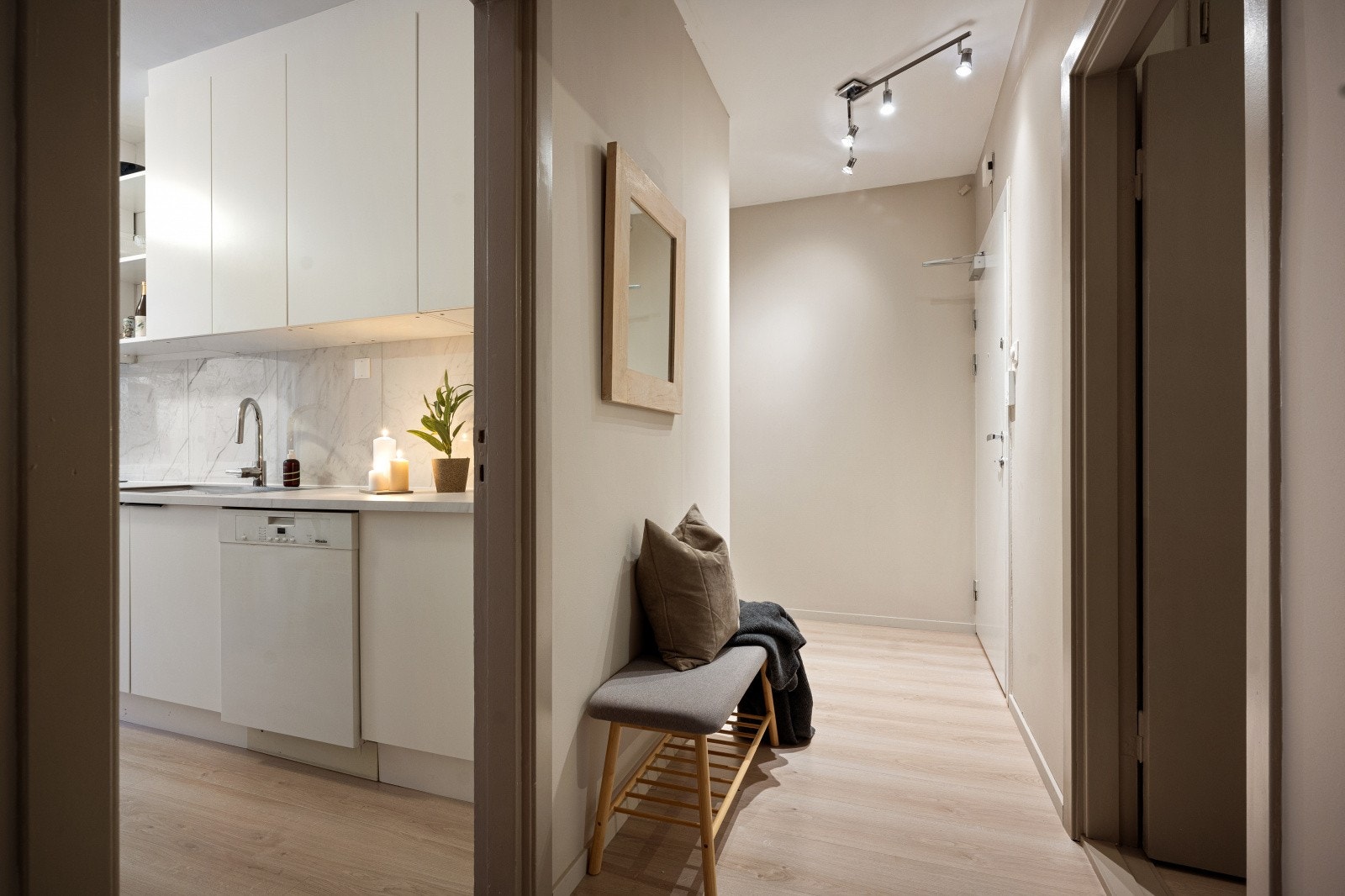 Det er adkomst til boligens kjøkken fra entréen. Galleribilde