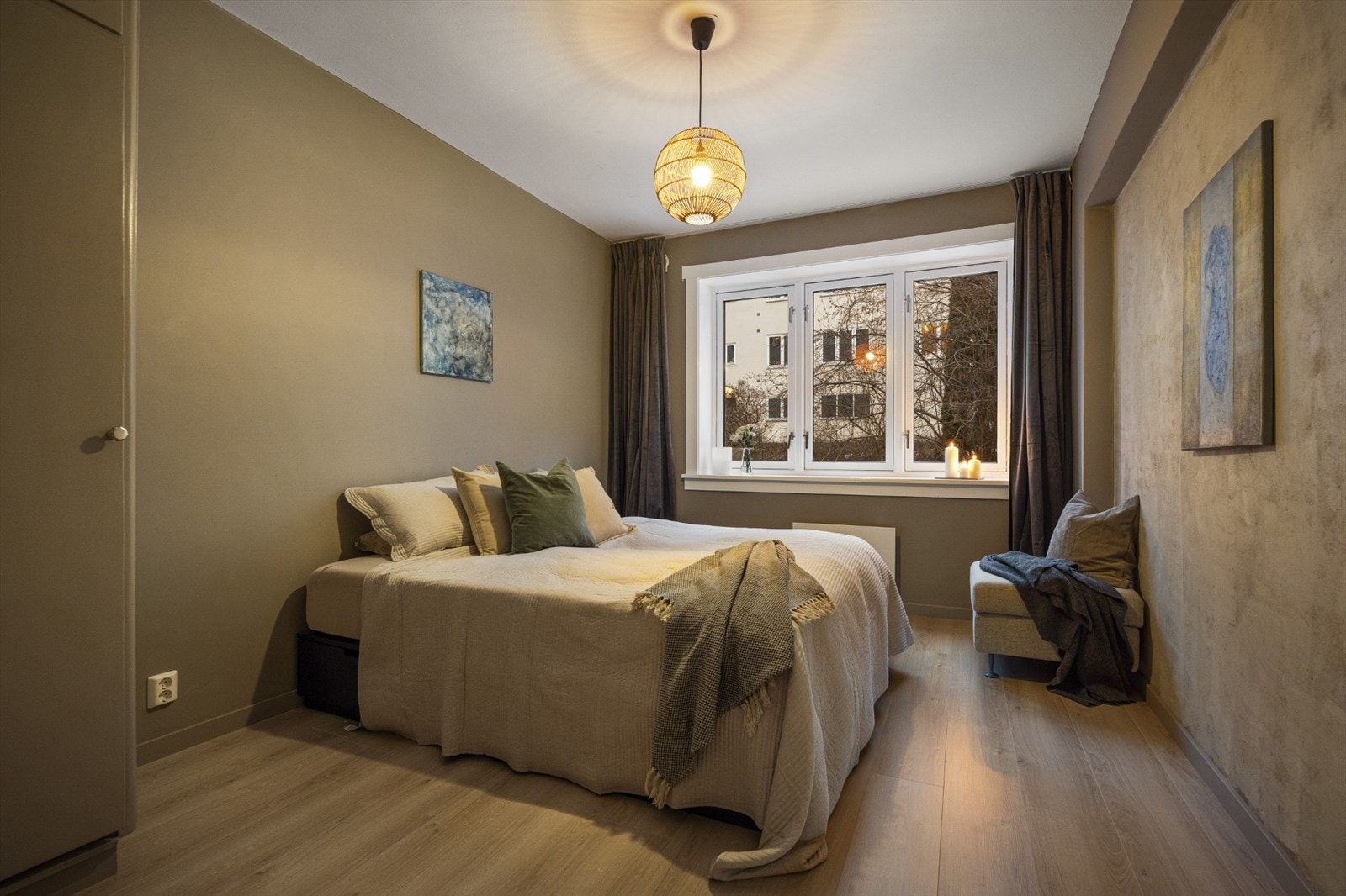 Boligens hovedsoverom er luftig med plass til dobbeltseng og tilhørende møblement. Galleribilde