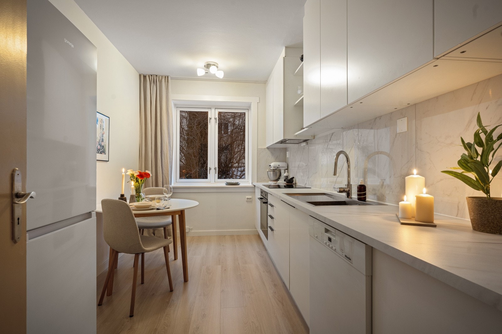 Kjøkkenet er luftig og byr på rikelig med skap- og benkeplass, samt mulighet for en spisegruppe. Galleribilde