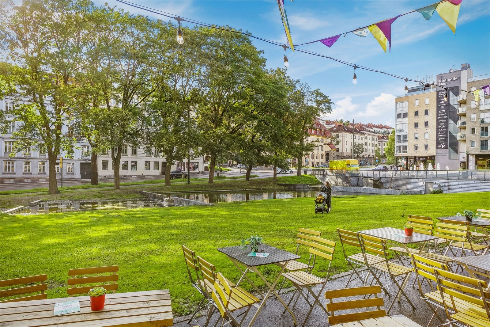 Alexander Kiellands plass ligger en kort spasertur unna. Her er det rikelig med muligheter til å komme seg fra a-å i Oslo med kollektivtrafikken, samt flere bevertningslokaler som tilbyr god mat og drikke. Galleribilde