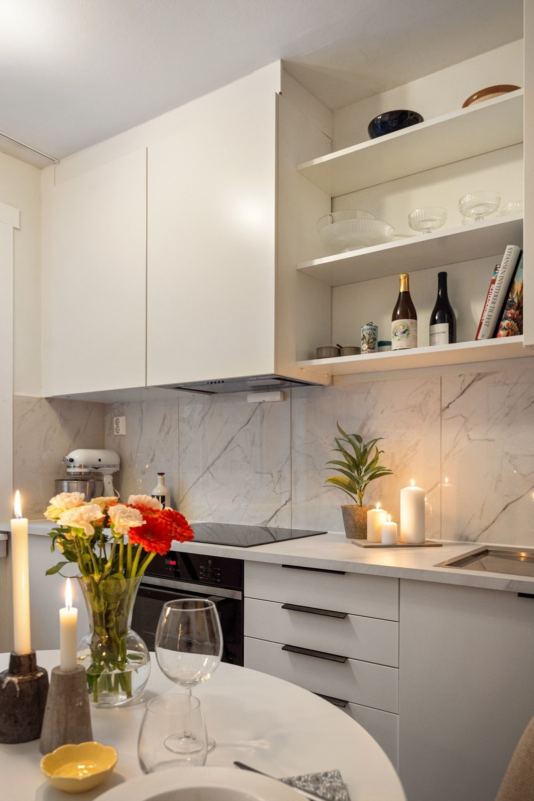 Kjøkkenet har en tidsriktig innredning med glatte fronter og laminat benkeplate. Galleribilde