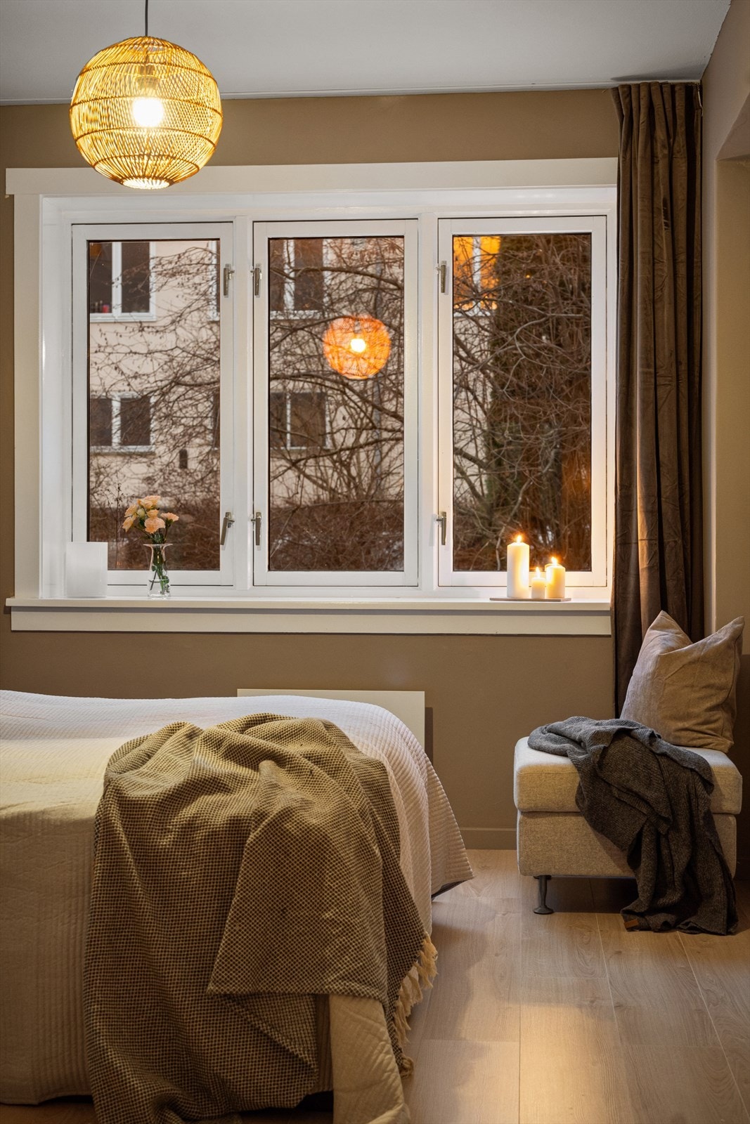 Soverommet vender ut mot borettslagets rolige og trivelige bakgård. Galleribilde