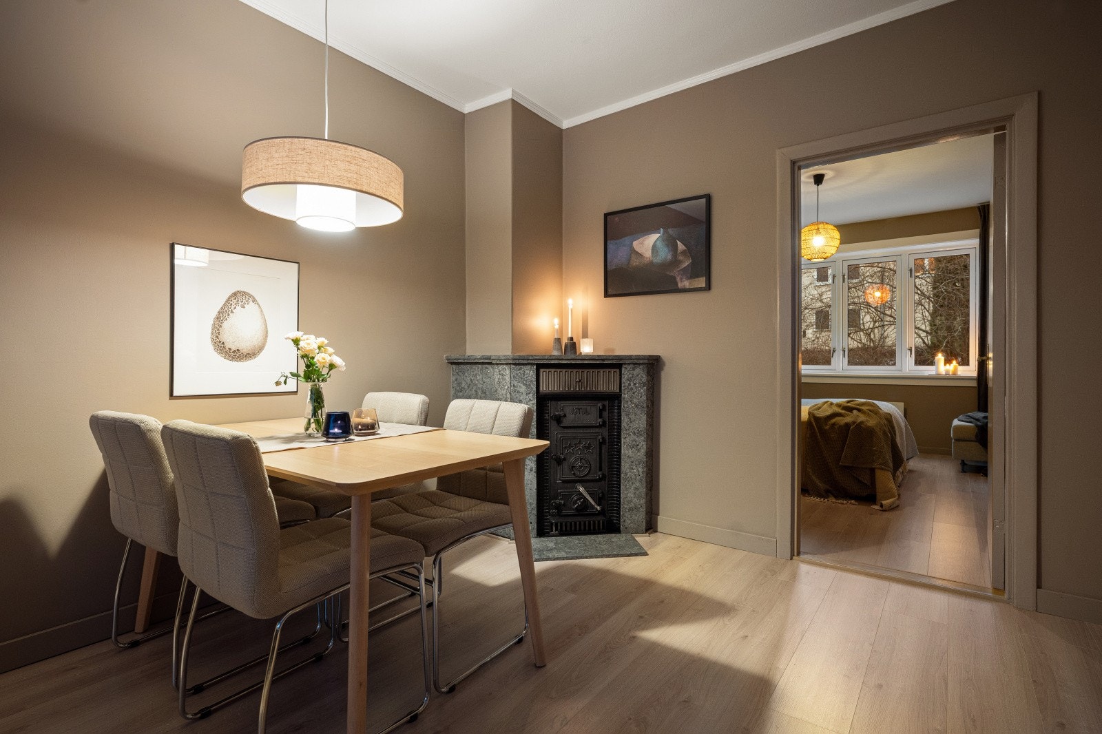 I stuen er det en vedovn som sørger for å skape en lun atmosfære. Galleribilde