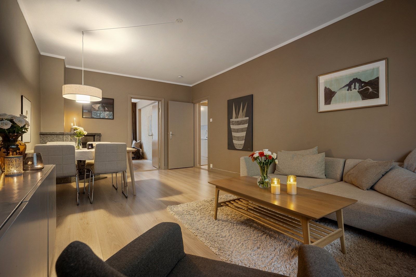 Leiligheten er lekkert utført med behagelig fargevalg. Overflatene er oppgradert i 2025. Oppholdsrommet byr på naturlige møbleringssoner. Galleribilde