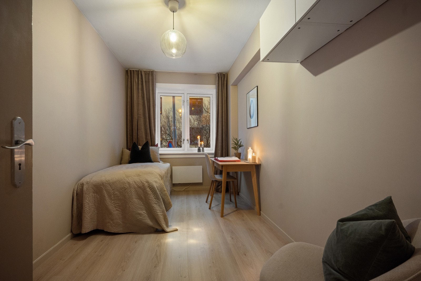 Boligens andre soverom egner seg ypperlig som barnerom, gjesterom eller kontor. Galleribilde