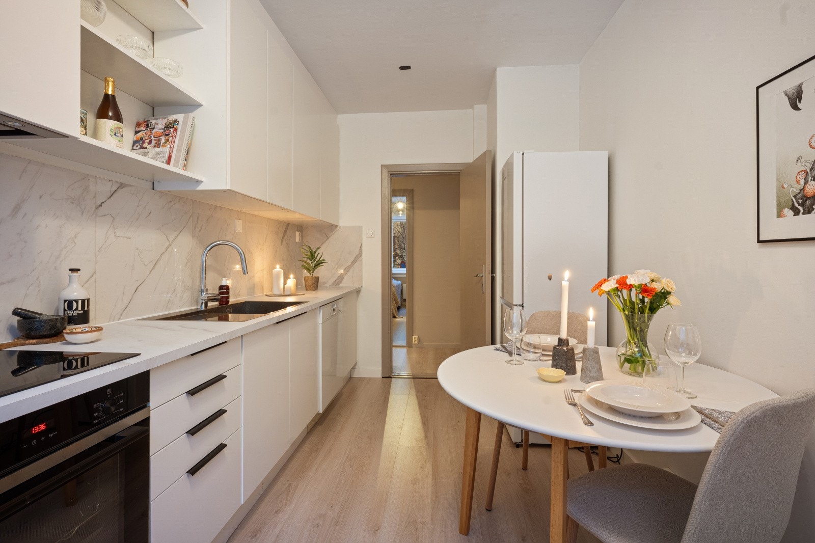 Her er det integrert koketopp, stekeovn og oppvaskmaskin, samt frittstående kjøle-/fryseskap. Galleribilde