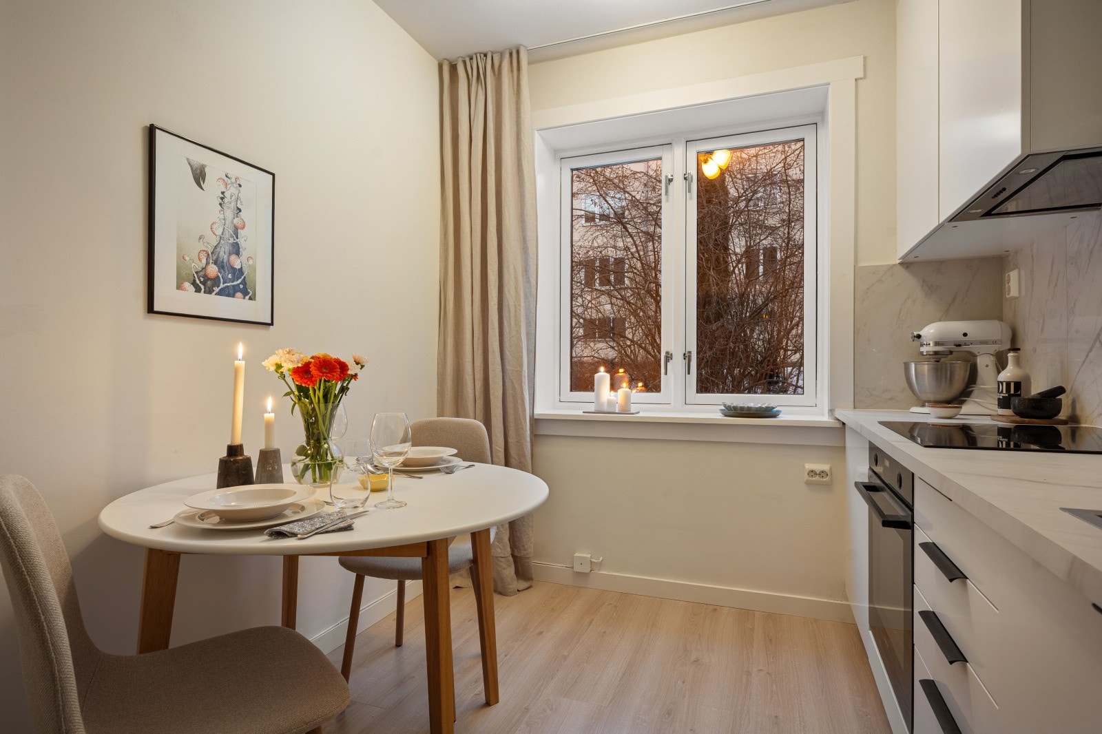 Kjøkkenet vender mot borettslagets trivelige bakgård. Galleribilde