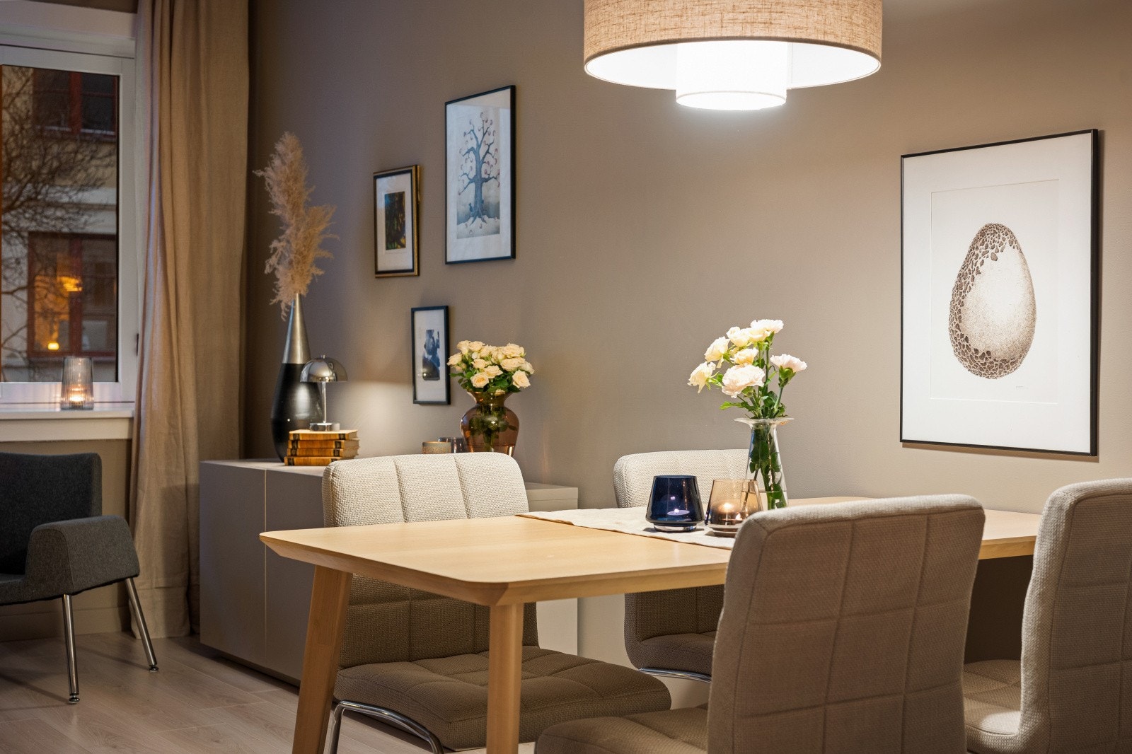 I stuen er det plass til en spisegruppe hvor venner og familie kan samles for et hjemmelaget måltid. Galleribilde