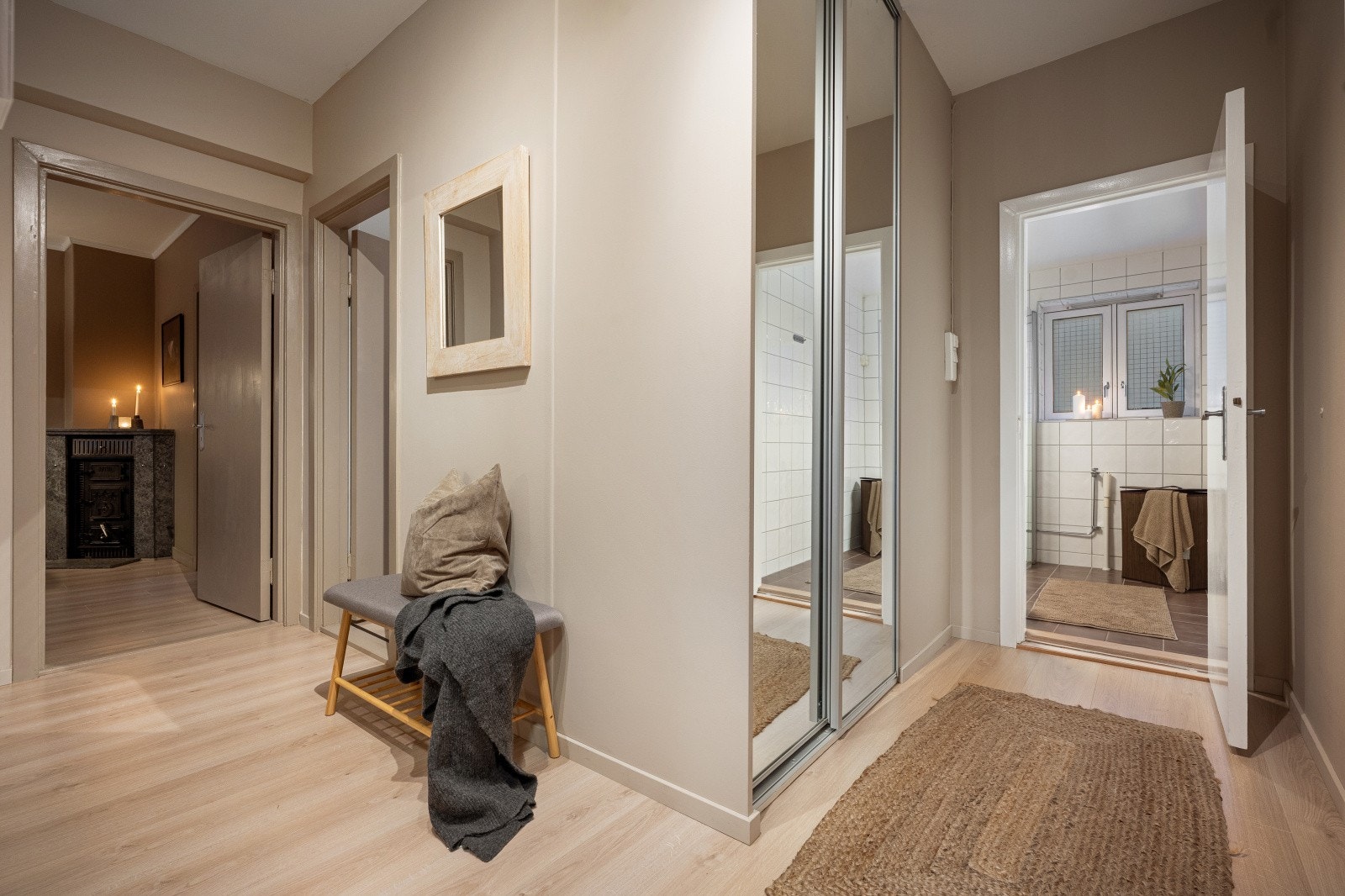 Boligens entré er innbydende og byr på mulighet til å henge fra seg yttertøy i en speilbelagt skyvedørsgarderobe. Galleribilde