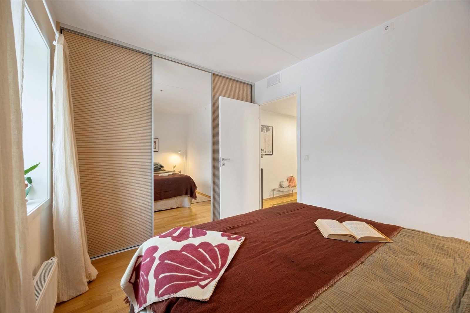 Pent og romslig soverom. Galleribilde