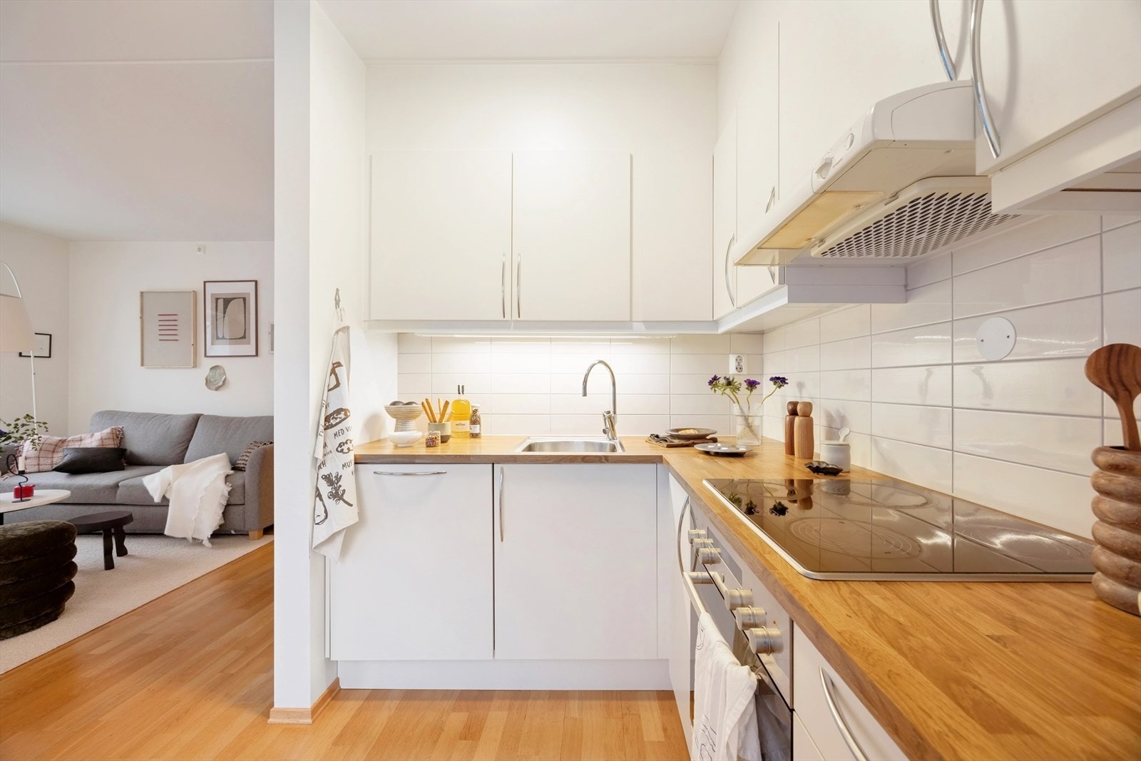 Kjøkken i åpen løsning mot stue, men samtidig i egen sone. Galleribilde