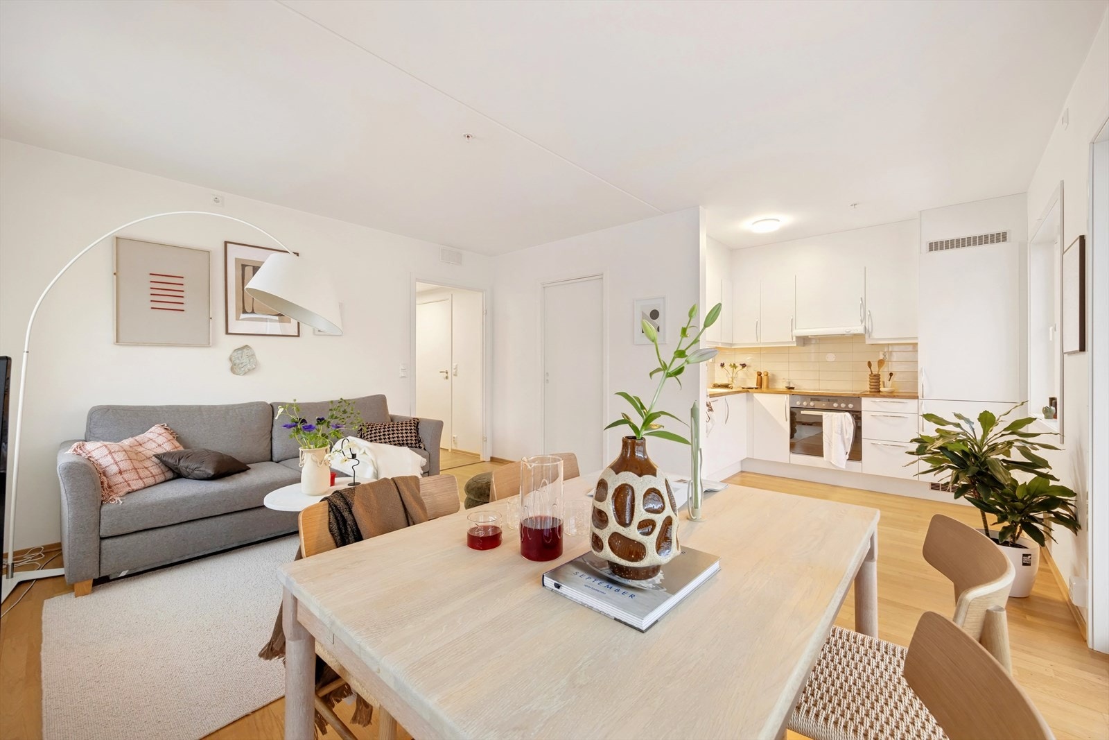 En innbydende og lys 2-roms hjørneleilighet med attraktiv beliggenhet på Ensjø. Galleribilde