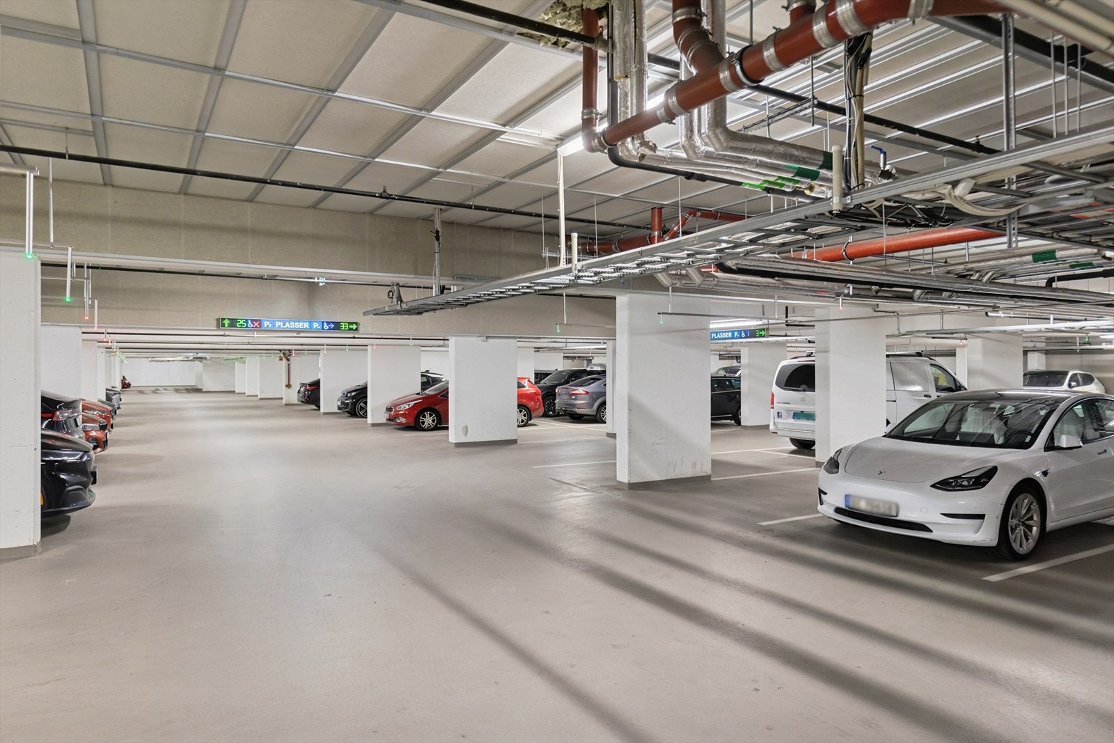 Leiligheten har leierett til garasjeplass. Det vil si rett på leie av parkeringsplass i garasjekjelleren U1 og U2. Galleribilde