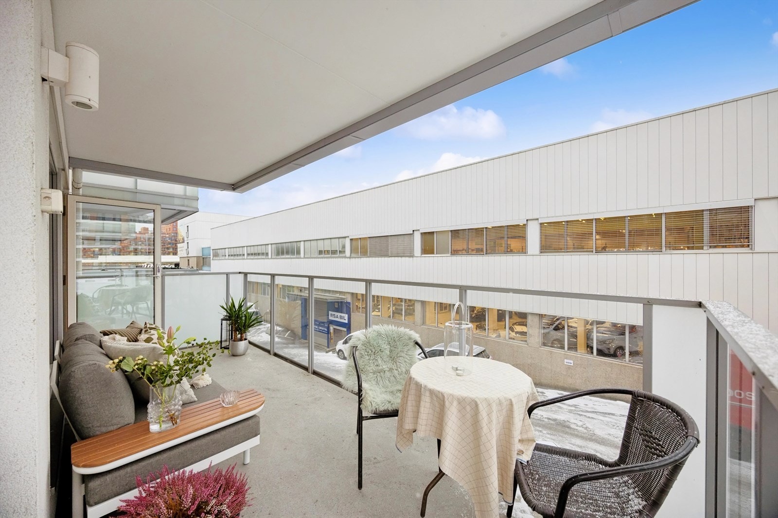 Balkongen har flere soner for sittegrupper og innredning. Gass- og elektrisk grill er tillatt. Galleribilde