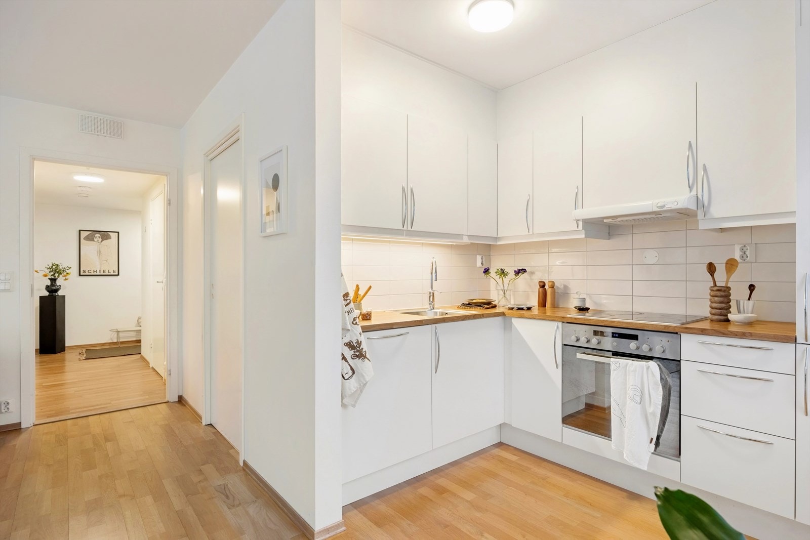 Integrerte hvitevarer består av kjøl/frys, oppvaskmaskin (ny 2025) og stekeovn med platetopp. Galleribilde