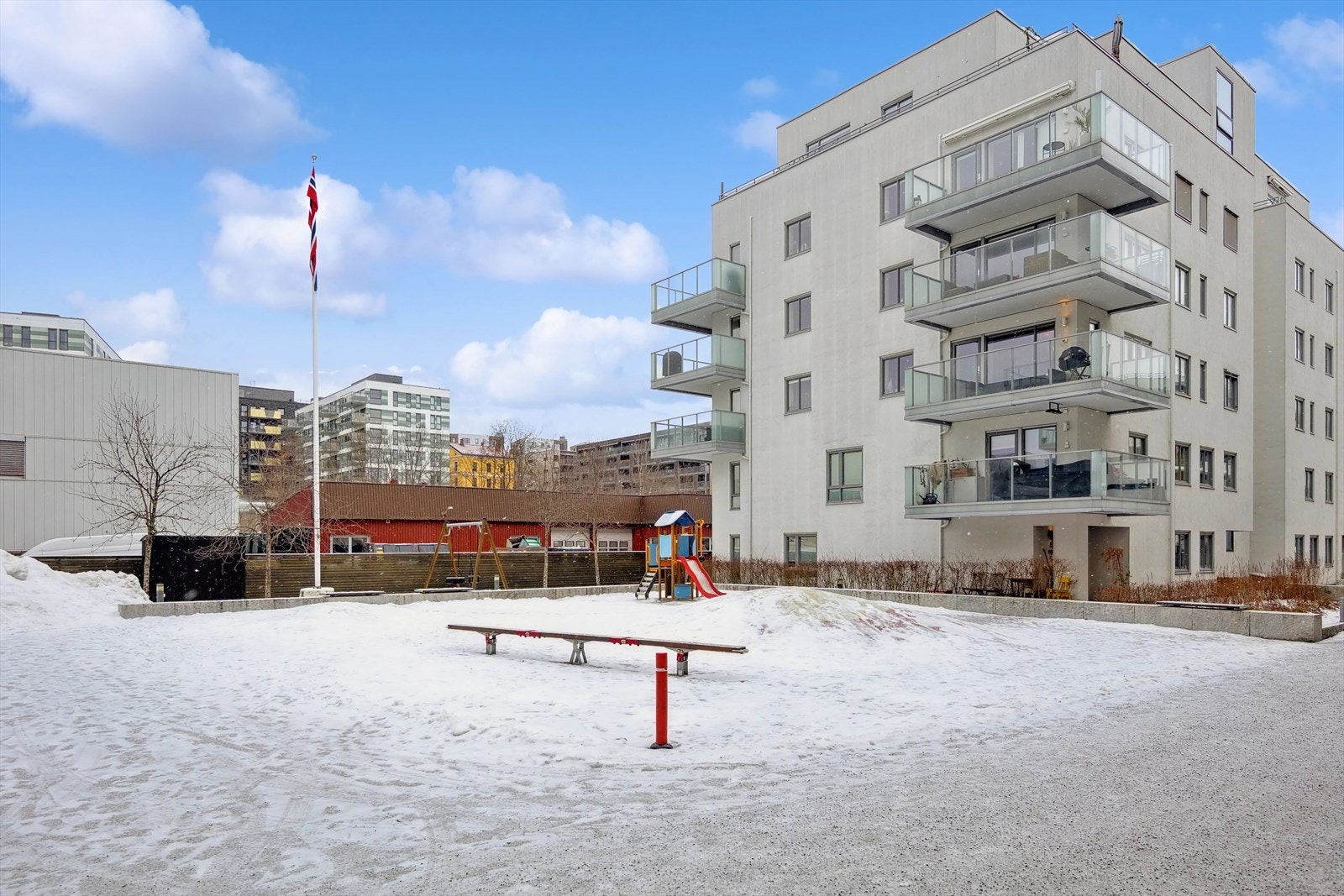 Borettslagets fellesareal er opparbeidet med lekeplass, brostein og beplantning. Galleribilde