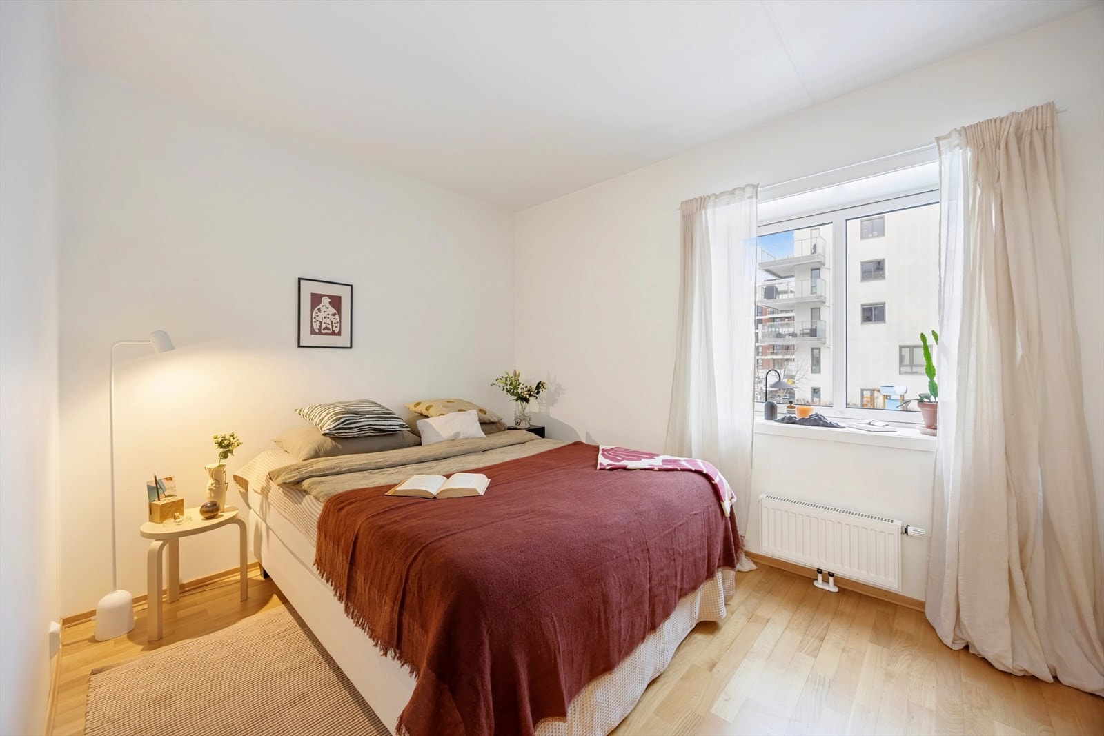 Soverom med god plass, bred seng og tilhørende møblement. Galleribilde