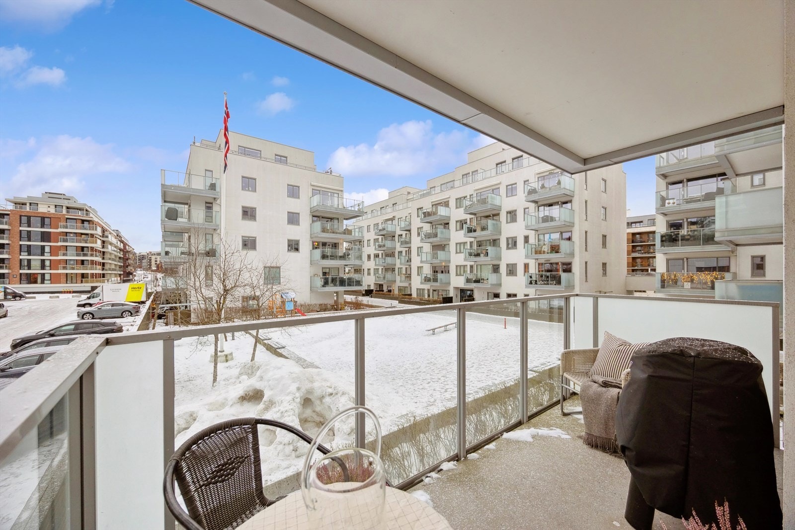 Balkong er nordvest-vendt og har ettermiddag-/kveldssol, sommerstid. Galleribilde