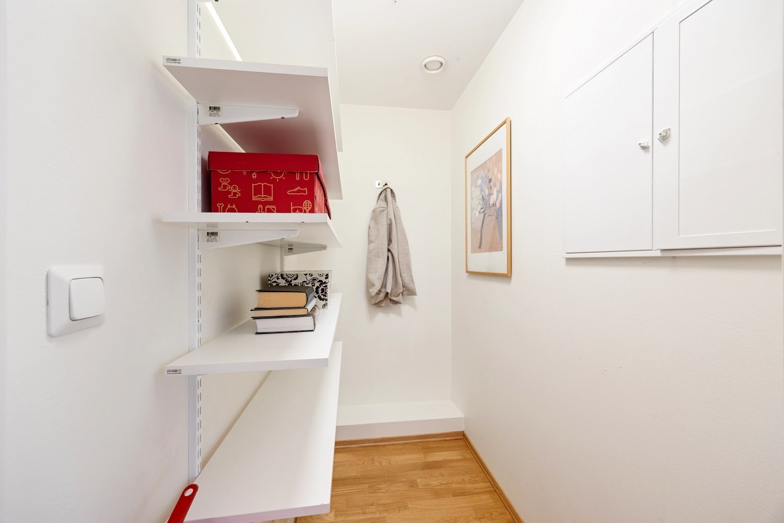 Boligen har en praktisk innvendig bod på 2 kvm. Her er sikringsskap og utstyr til internett plassert. Galleribilde