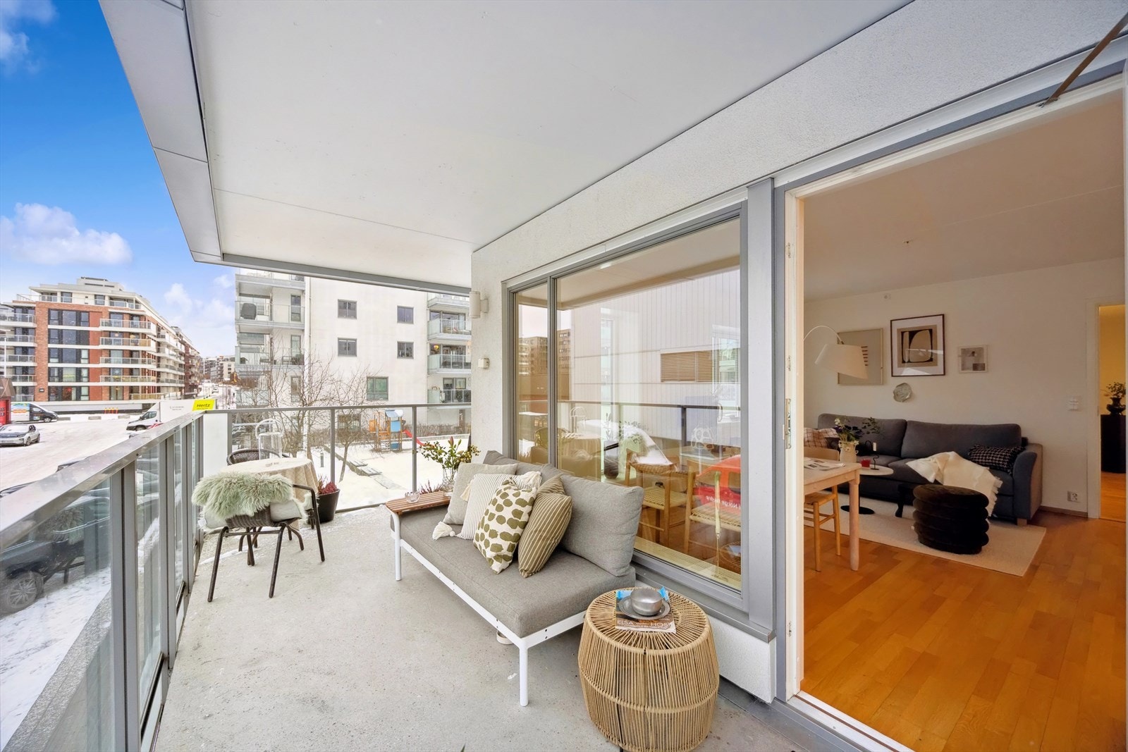 Store vindusflater gir boligen mye lys og skaper en god atmosfære. Galleribilde