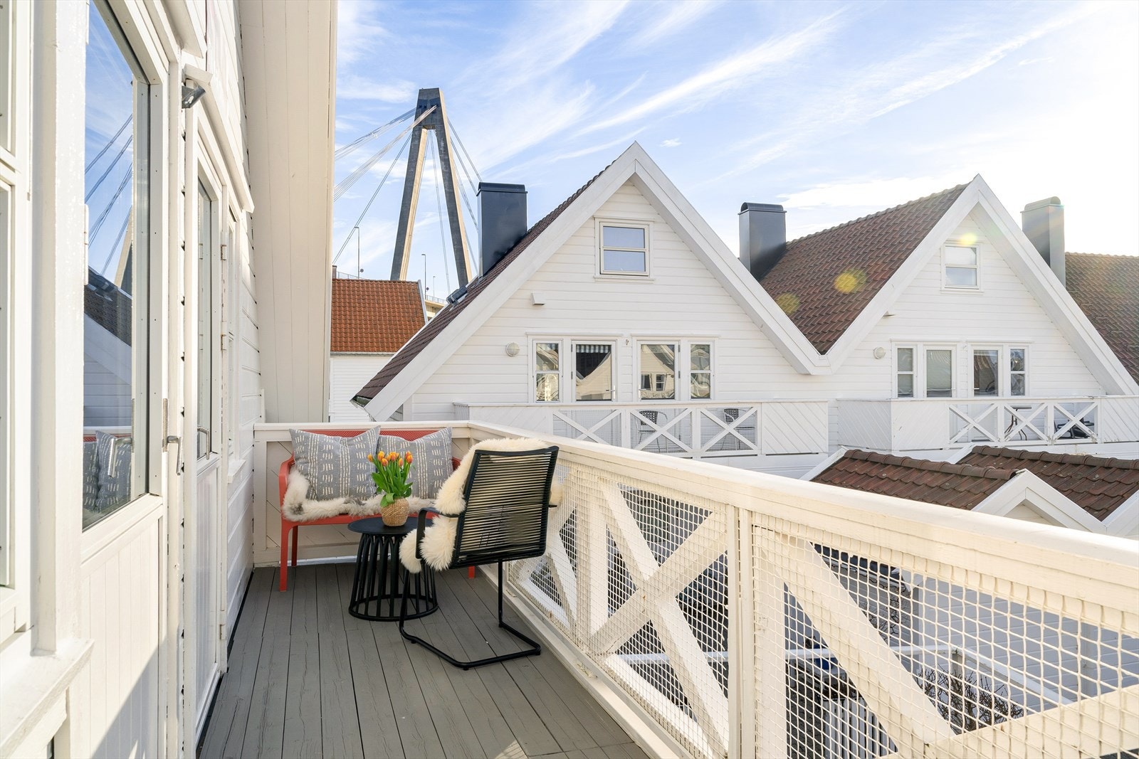 Fra soverommene har du utgang til en sørvest vendt balkong, her kan du nyte flotte ettermiddager i sommerhalvåret og gir mulighet for å nyte rolige omgivelser i nærheten av sjøen. Galleribilde