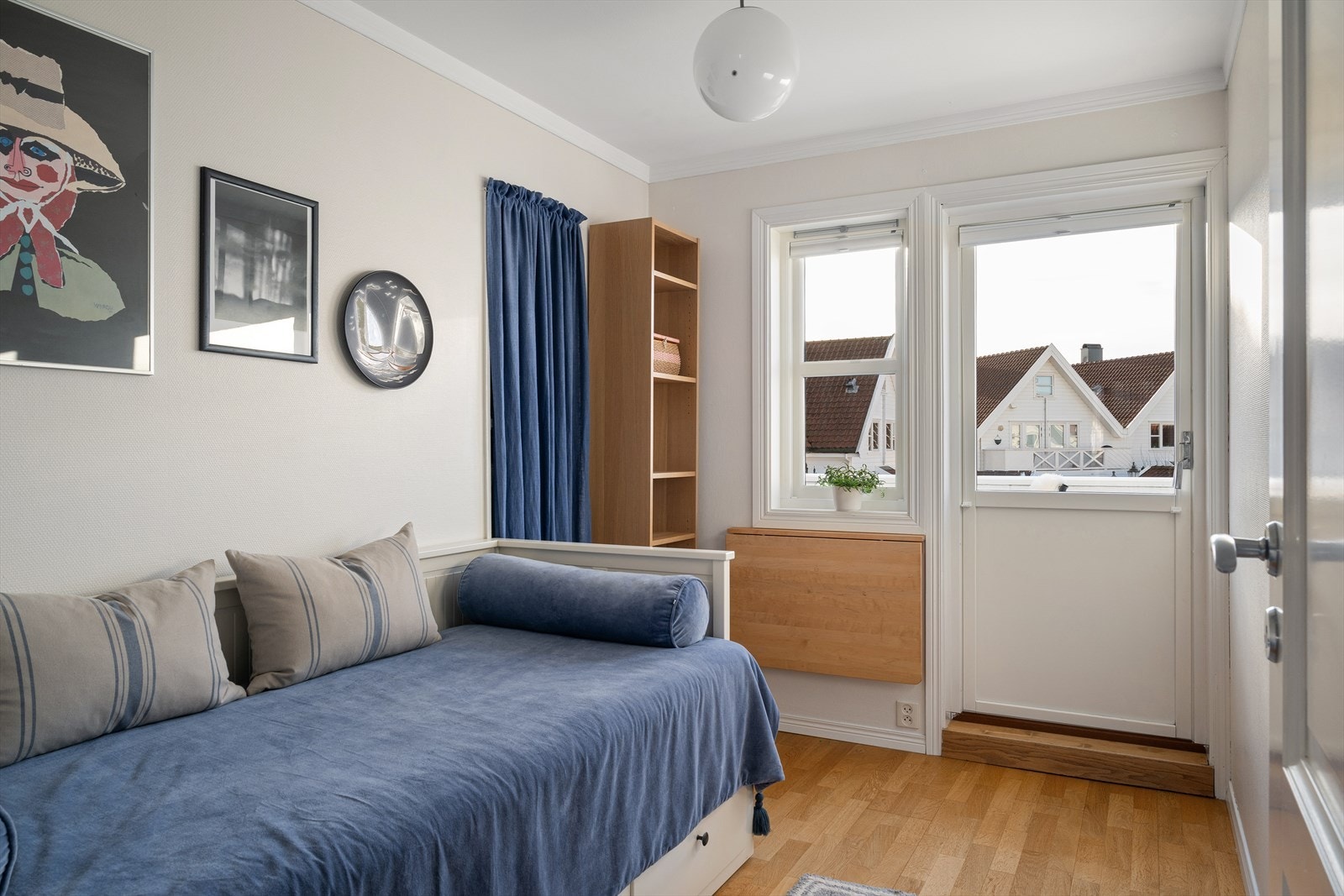 Det andre soverommet er noe mindre, men har en bod som kan brukes til oppbevaring. Galleribilde