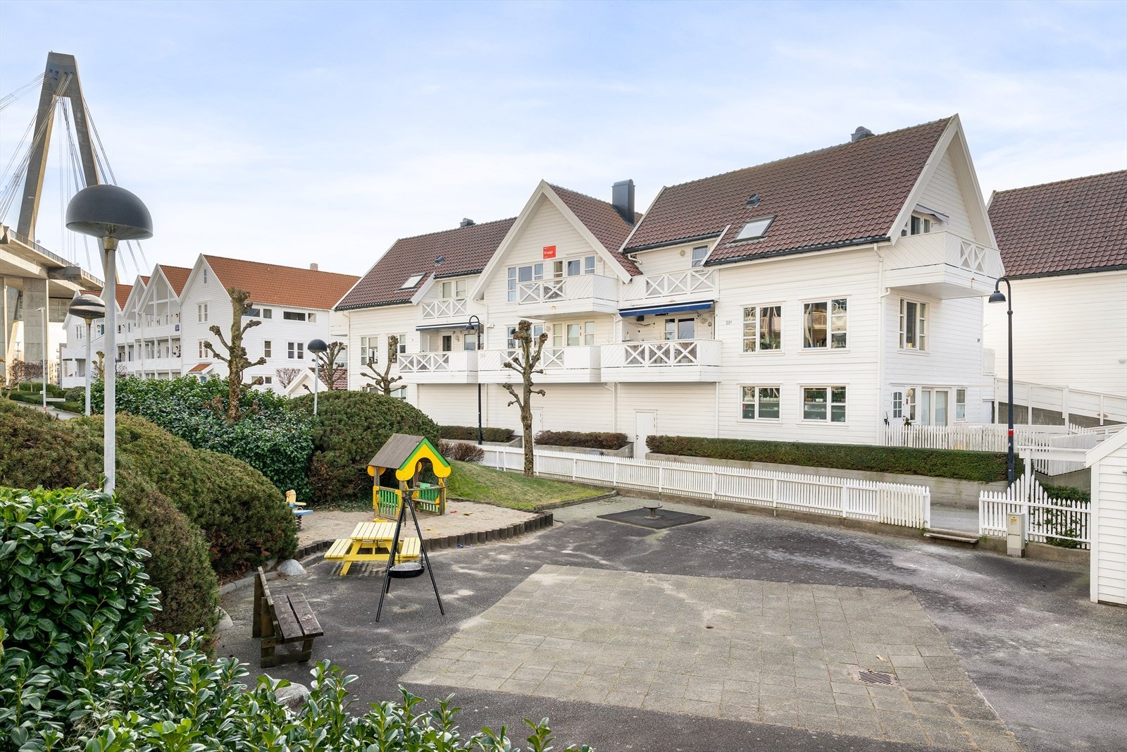 Dette er en attraktiv bolig for deg som ønsker å bo i rolige, maritime omgivelser nær sjøen, samtidig som sentrum og nødvendige servicetilbud er lett tilgjengelig. Galleribilde