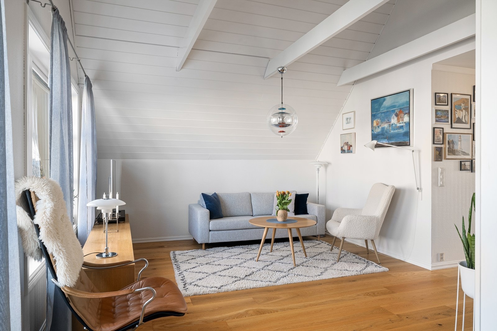 Det har god plass til møblering i flere soner, og egner seg godt både til hverdagsbruk og sosiale sammenkomster. Galleribilde