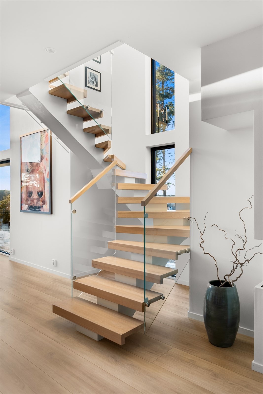 Moderne trapp med integrert belysning. Galleribilde