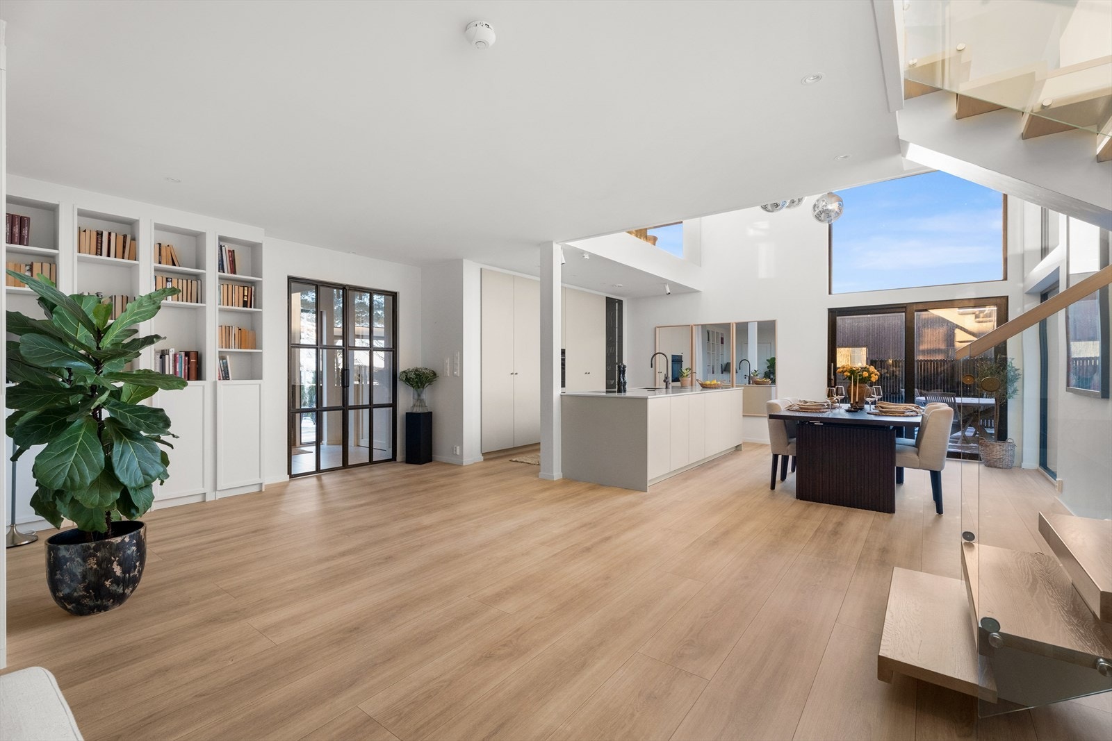 Praktisk kjøkkenøy gir ekstra benkeplass, i tillegg til å skape et naturlig romskille. Galleribilde