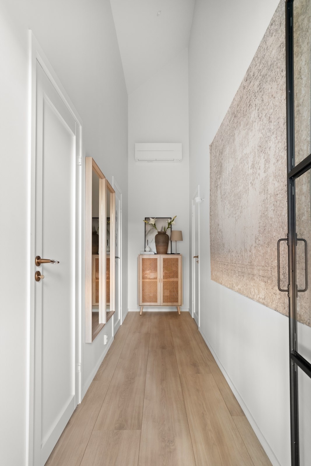 Varmepumpe med aircondition i soveromsfløy. Galleribilde