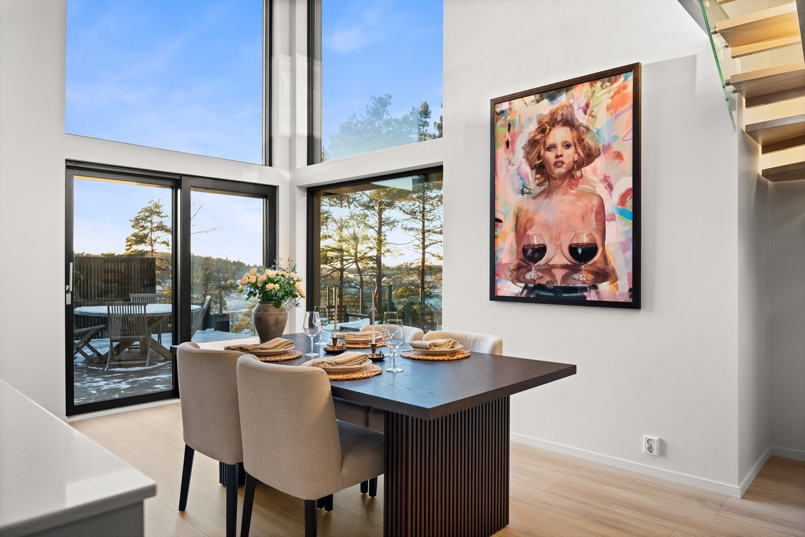 Fra stue/kjøkken er det direkte utgang til stor terrasse, noe som gjør at du enkelt kan ta med måltidet ut i det fri. Galleribilde