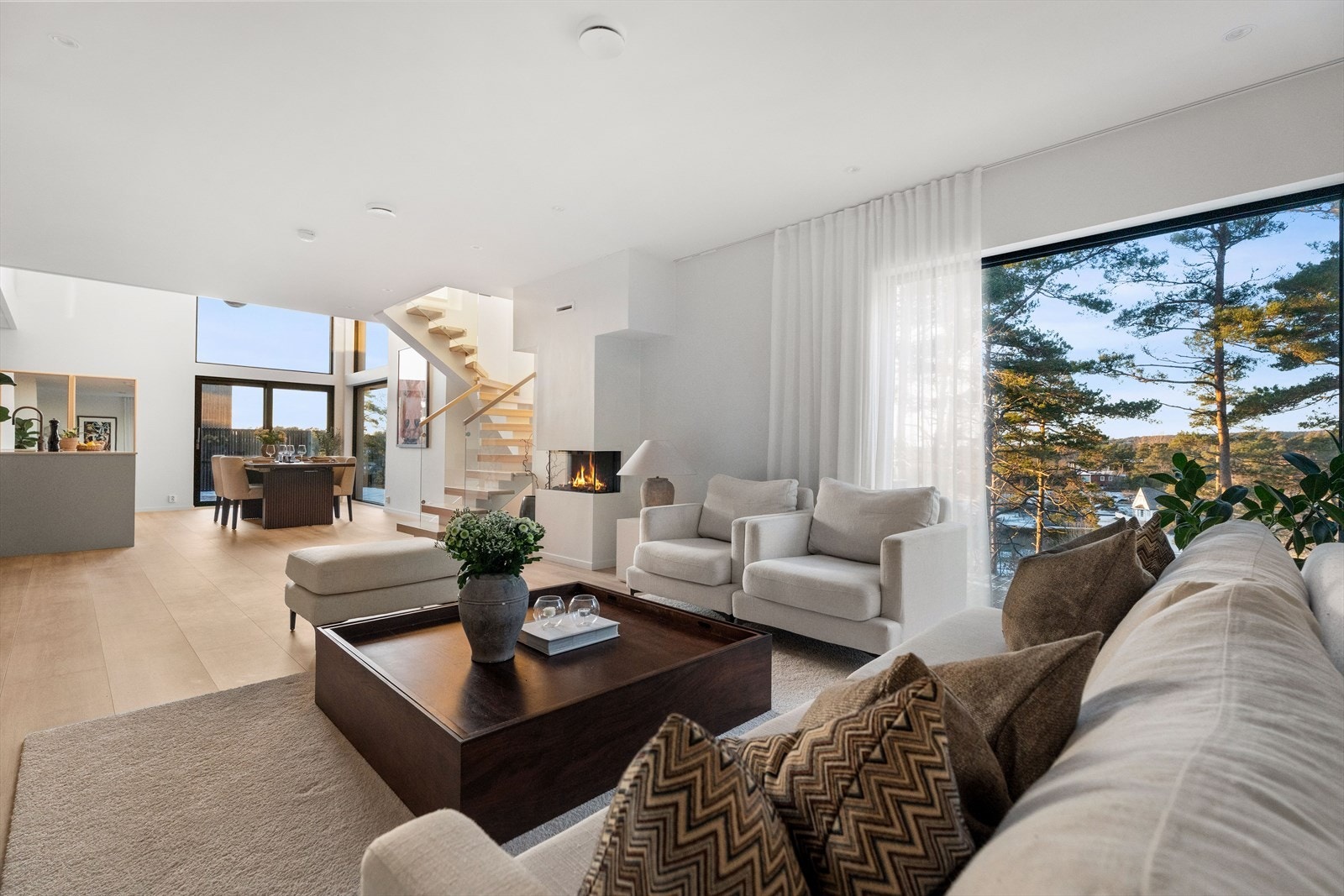 Stuen med den gode takhøyden ligger i nedre plan og skaper et luftig og hyggelig samlingspunkt hvor du og besøkende kan nyte både avslappende og sosiale stunder. Galleribilde