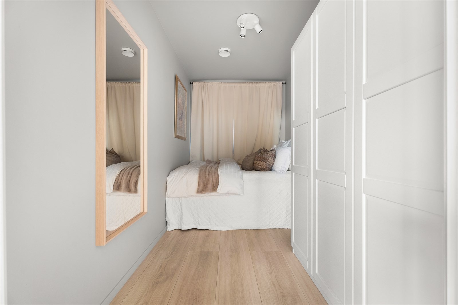 Boligen inneholder fire soverom, hvorav ett er plassert i nedre plan og tre i boligens øvre plan. Soverom 1 beliggende i 1. etasje. Galleribilde