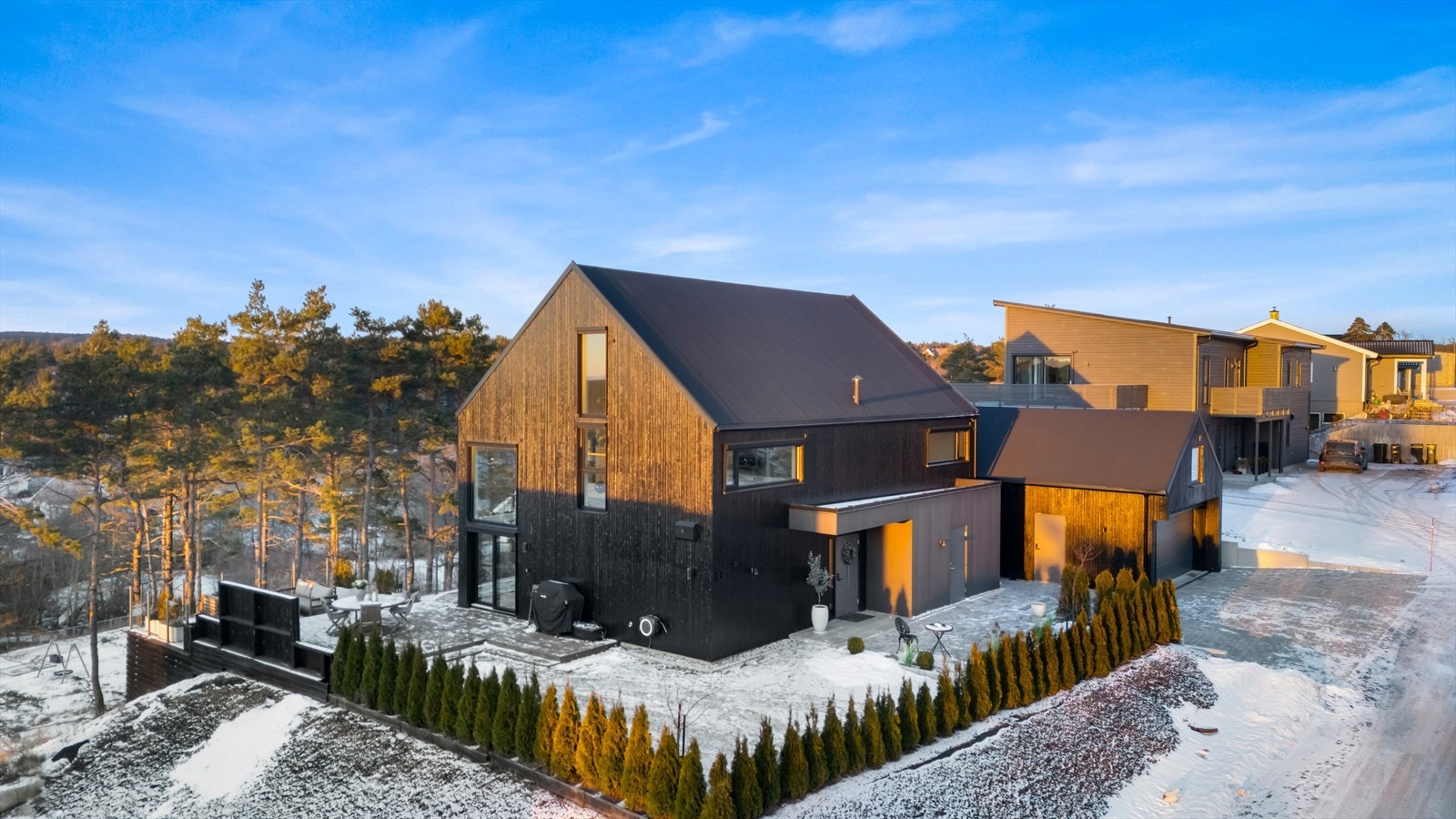 Eiendommen ligger i rolige og idylliske omgivelser på Slevik, med kort vei til barnehager, barneskole, fritidsaktiviteter og busstilbud. Galleribilde