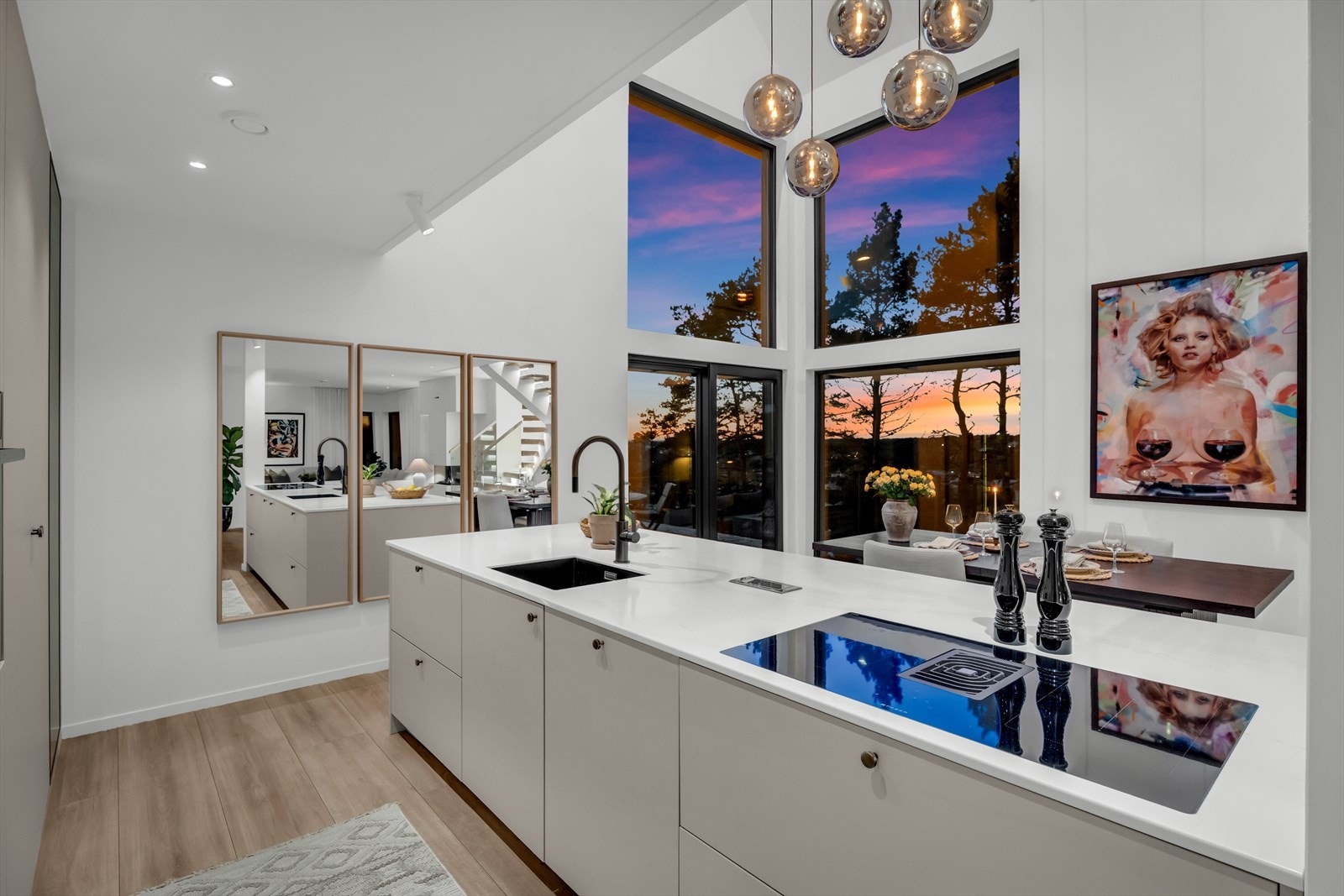 Malte plater med innfelte downlights i himling i de fleste rom. Galleribilde