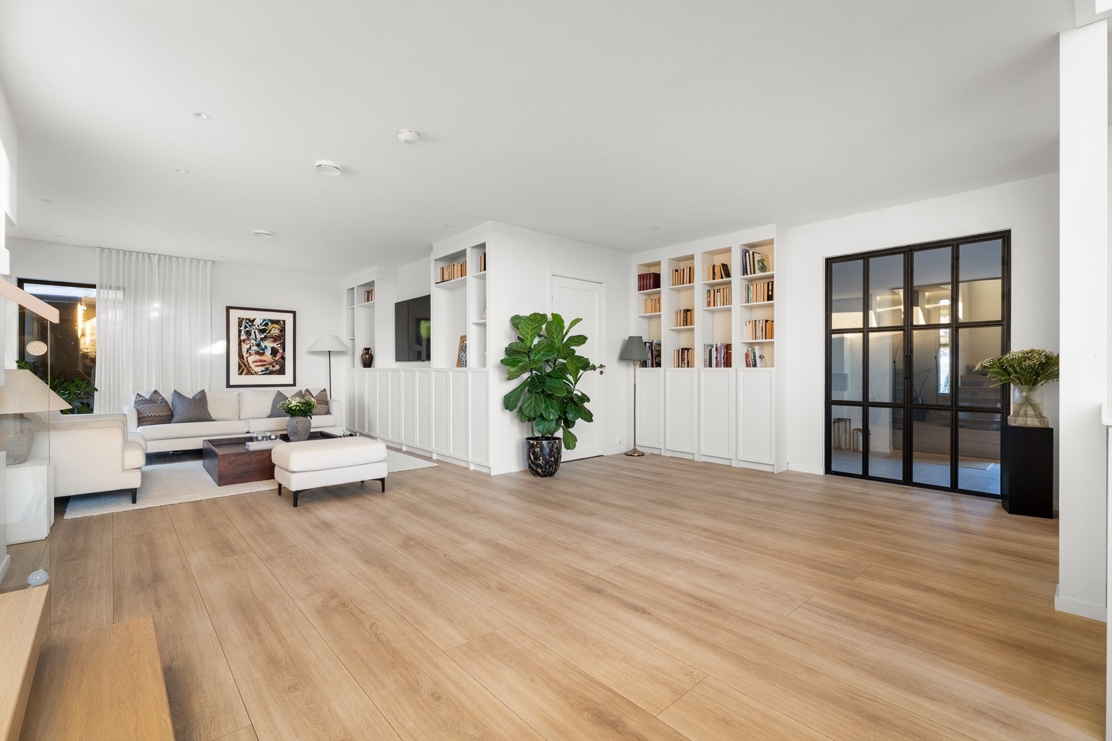 Boligen har flere hyggelige oppholdsrom fordelt over to plan. Galleribilde