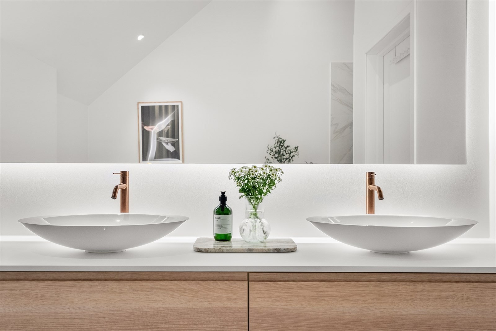 Stilrent `his & hers´-vaskesone med rene linjer og god funksjonalitet. Galleribilde