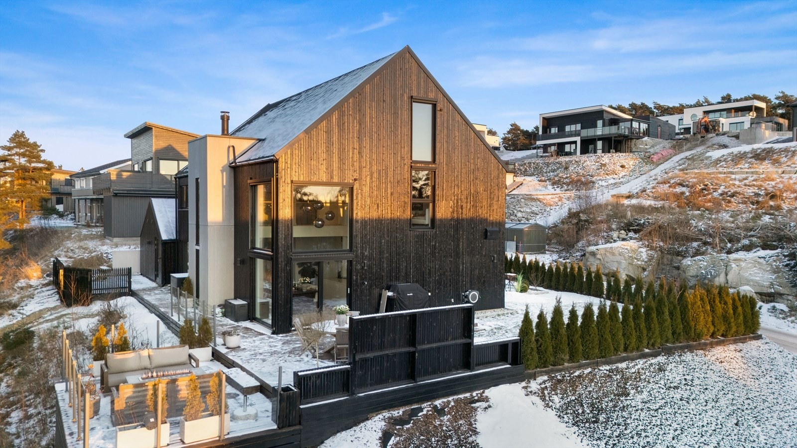 Eiendommen har et flott og gjennomført uteområde med store terrasseflater bygget i flere nivåer. Galleribilde