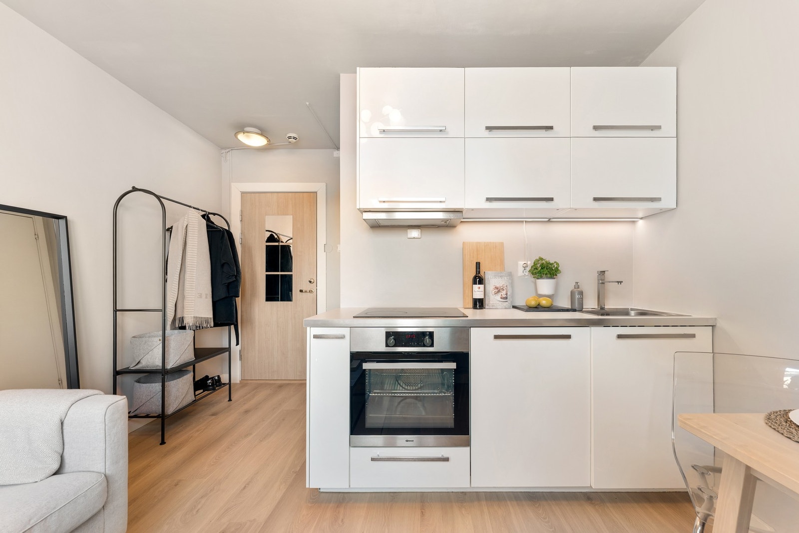 Kjøkken med over- og underskap som gir god oppbevaringsplass, samt integrerte hvitevarer. Galleribilde