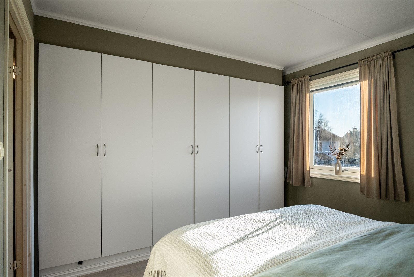 Her har en stor garderobe med plass til alle dine klesplagg. Galleribilde