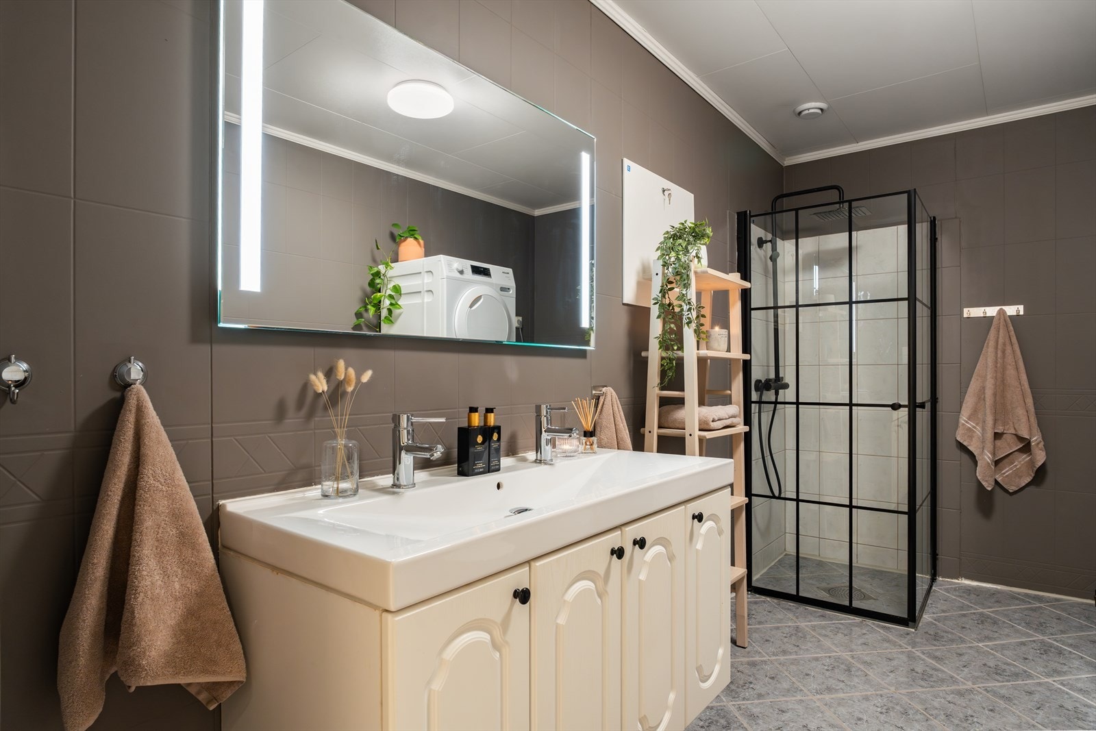 Inneholder baderomsinnredning m/dobbel servant, overspeil, gulvstående toalett, VVS, opplegg/plass til vaskemaskin og tørketrommel. Rør-i-rør skap. Galleribilde