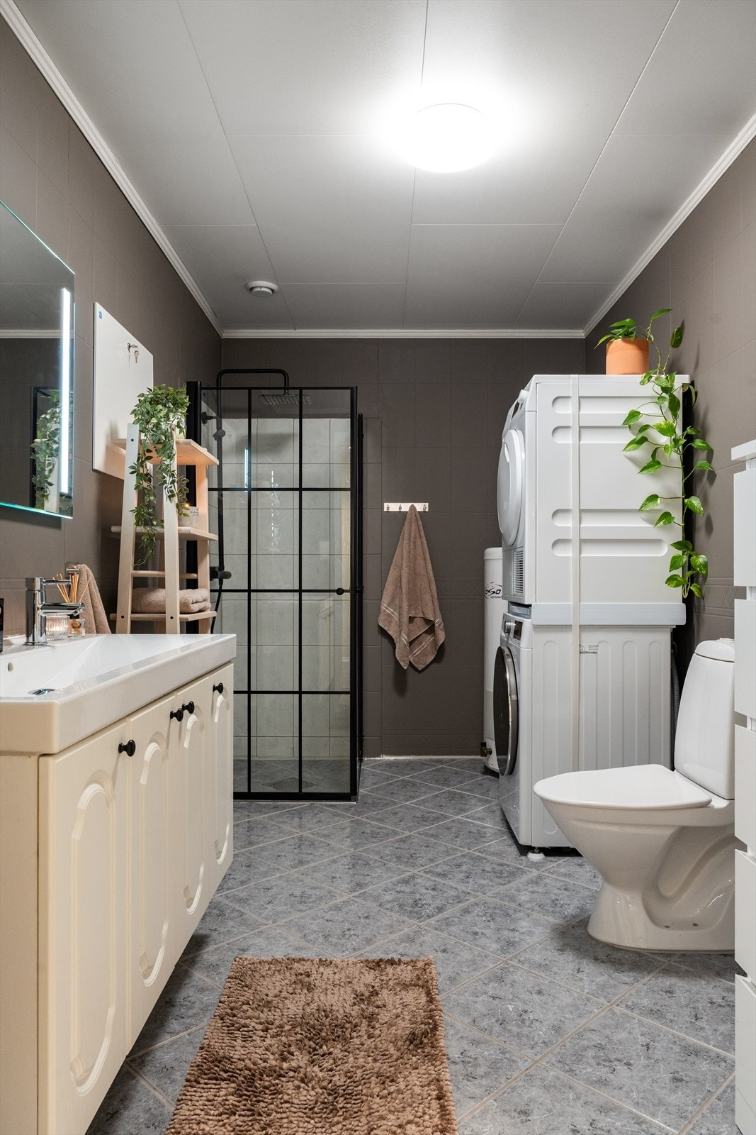 Stort og pent bad med varmekabler i gulv. Galleribilde