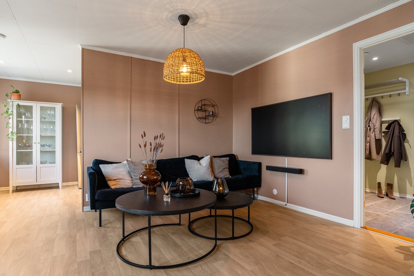 Stue har åpen løsning til kjøkken. Galleribilde