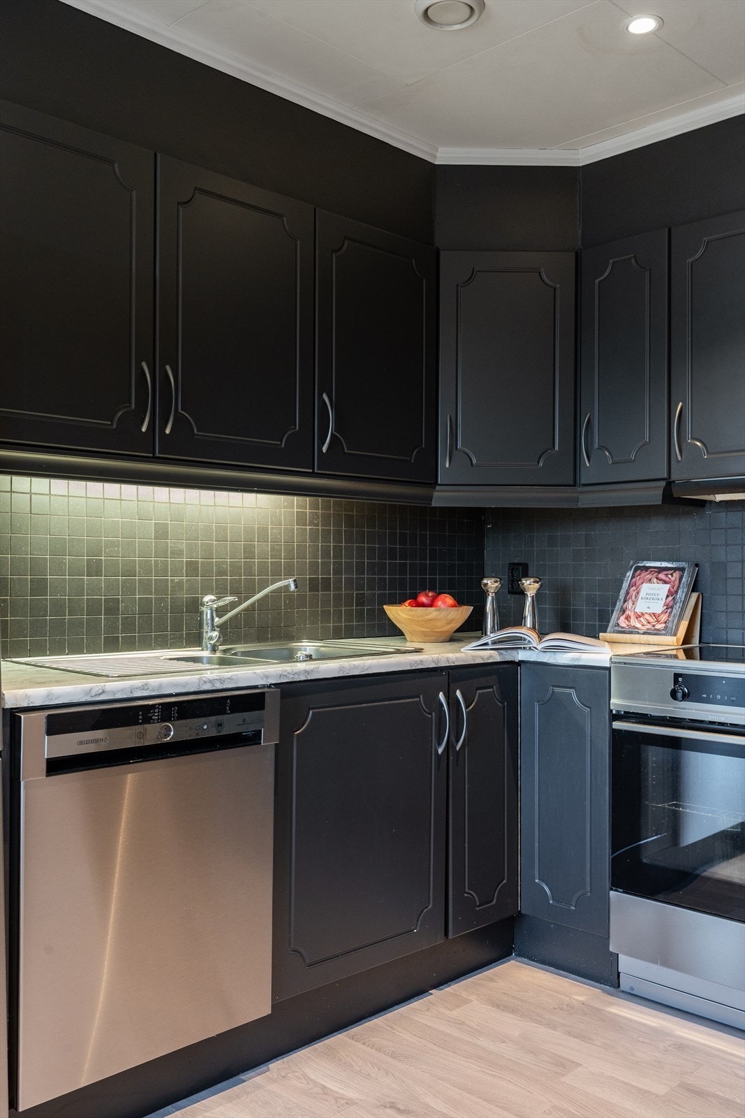 Inneholder oppvaskmaskin, komfyr, vask og vifte. Galleribilde